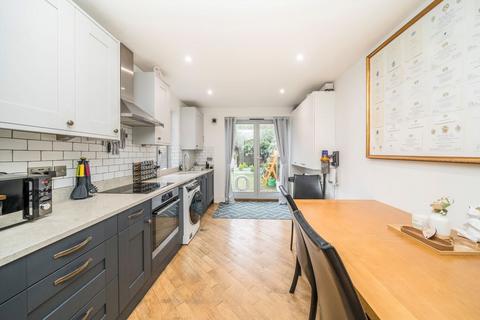 3 bedroom end of terrace house to rent, Asylum Road, London SE15