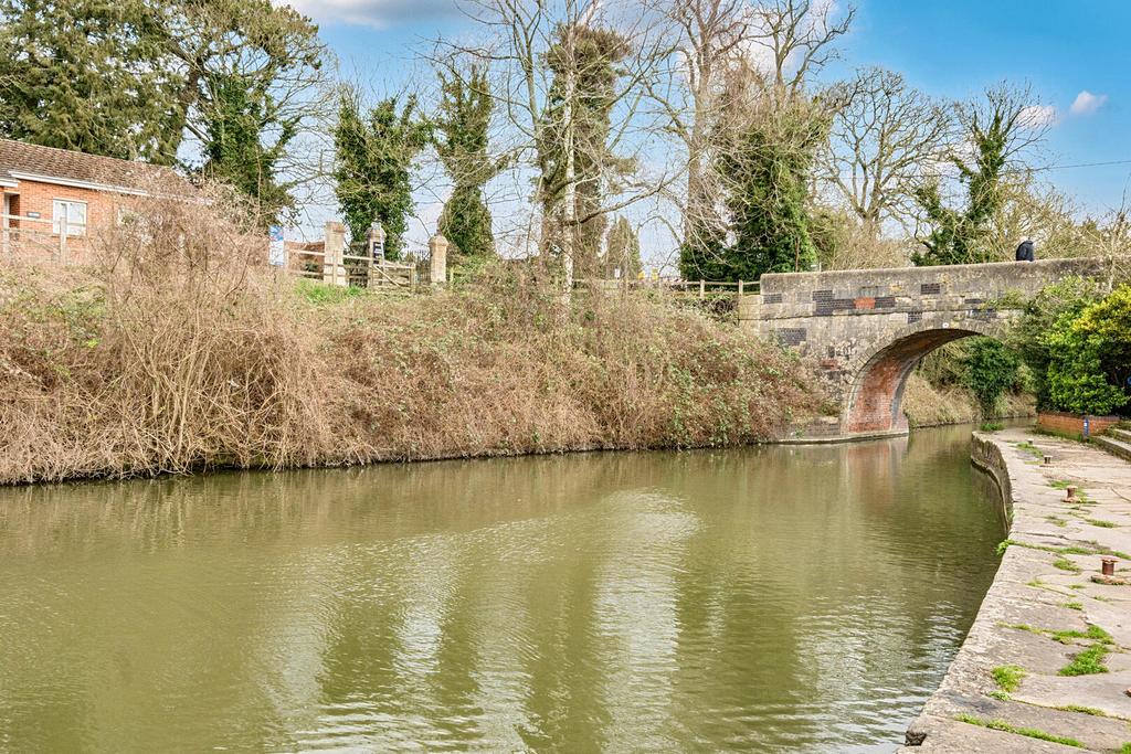 Kennet &amp; Avon canal beside The Wharf