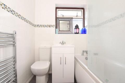 2 bedroom property to rent, Lloyd Court, Pinner, HA5
