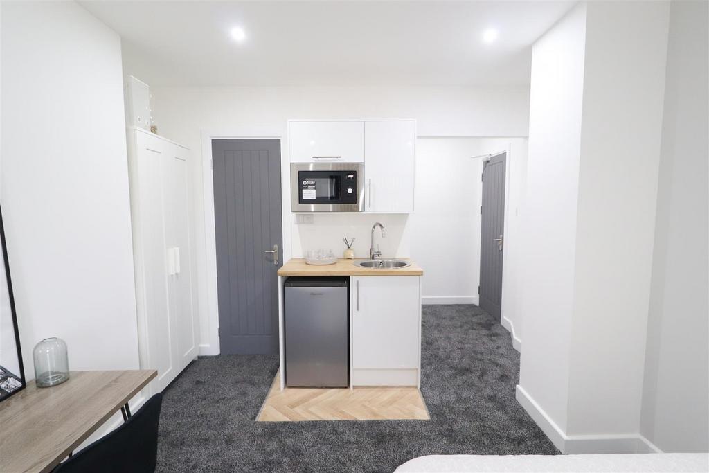 Bright studio with kitchenette and modern finis...