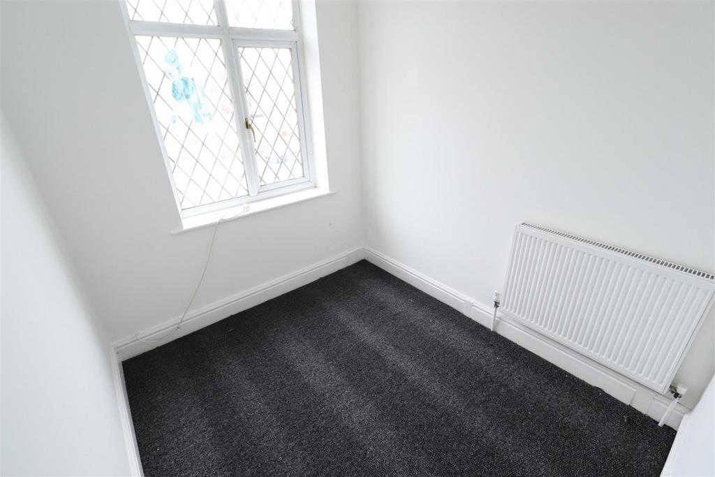Bright small bedroom with new carpet...