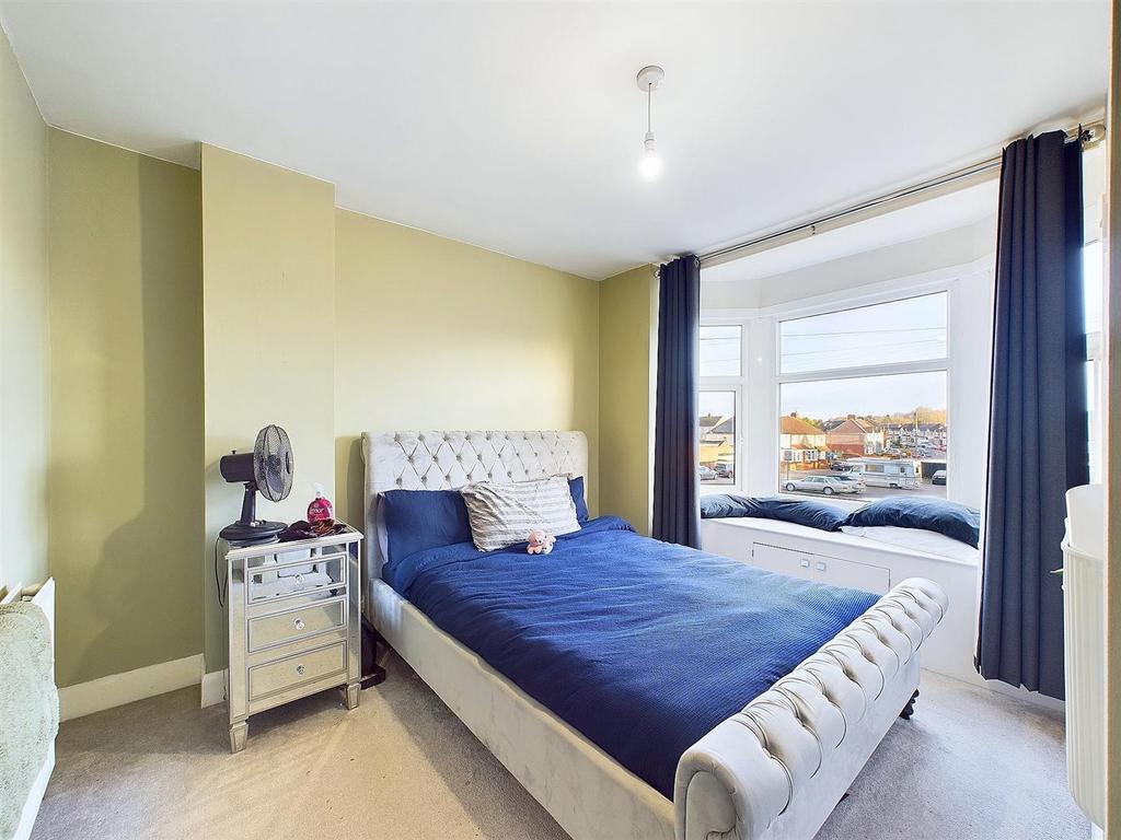 Bright double bedroom with bay window and neutr...