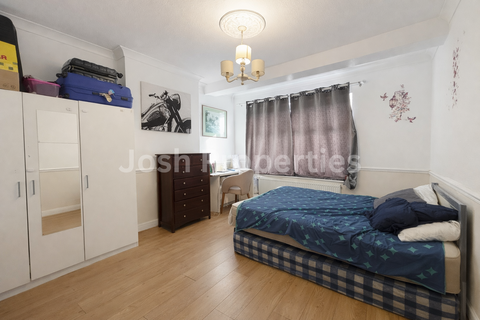 3 bedroom end of terrace house to rent, Eastern Avenue, Ilford IG2