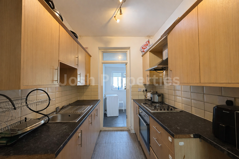 3 bedroom end of terrace house to rent, Eastern Avenue, Ilford IG2