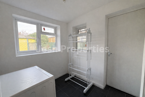 3 bedroom end of terrace house to rent, Eastern Avenue, Ilford IG2