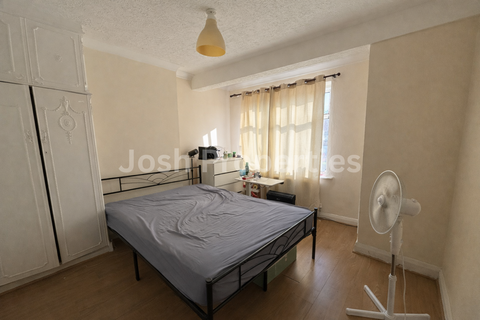 3 bedroom end of terrace house to rent, Eastern Avenue, Ilford IG2