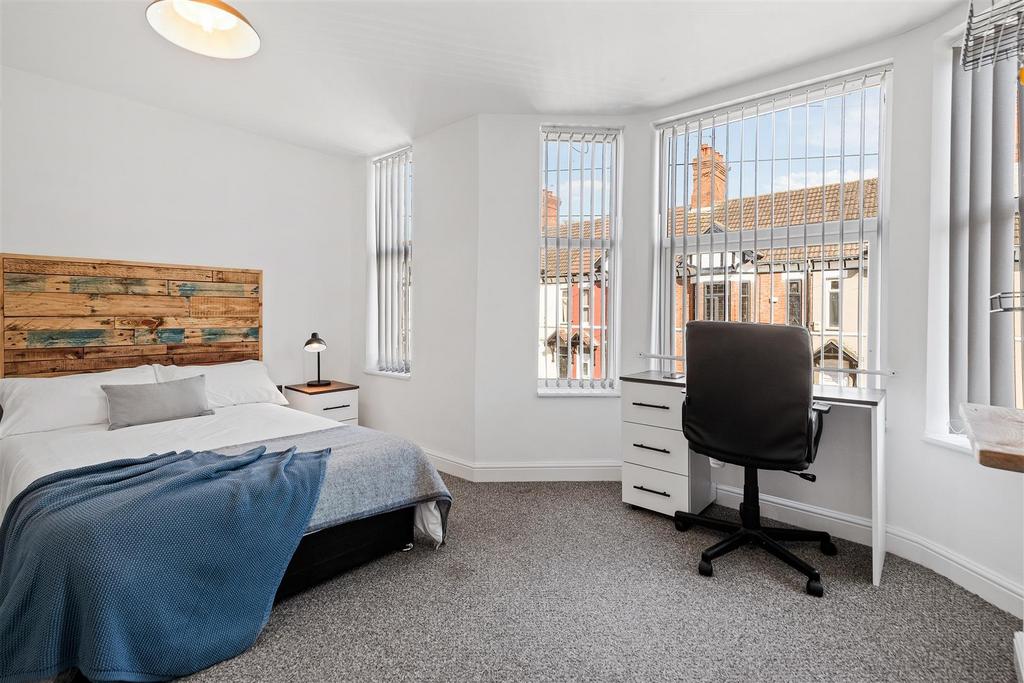 Bright, well-kept double bedroom with a comfort...