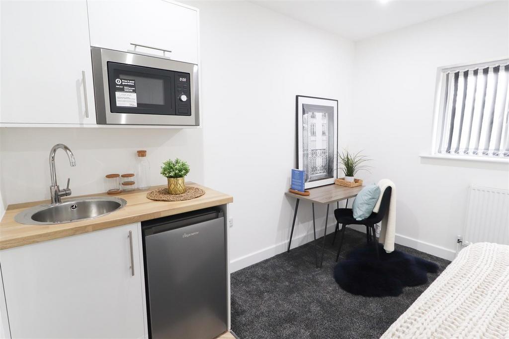 Bright studio with kitchenette and study area...