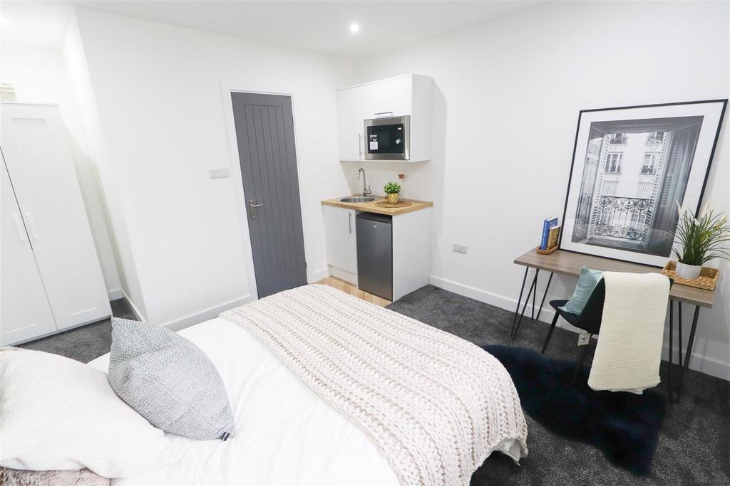 Bright, modern double room with study nook...