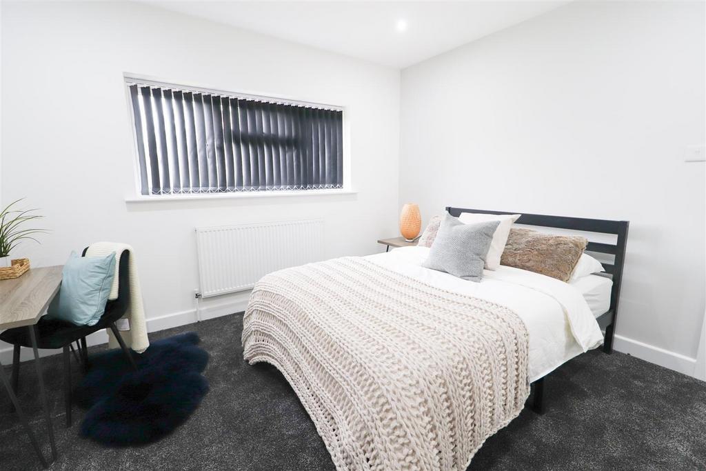 Bright, modern double bedroom with desk area...