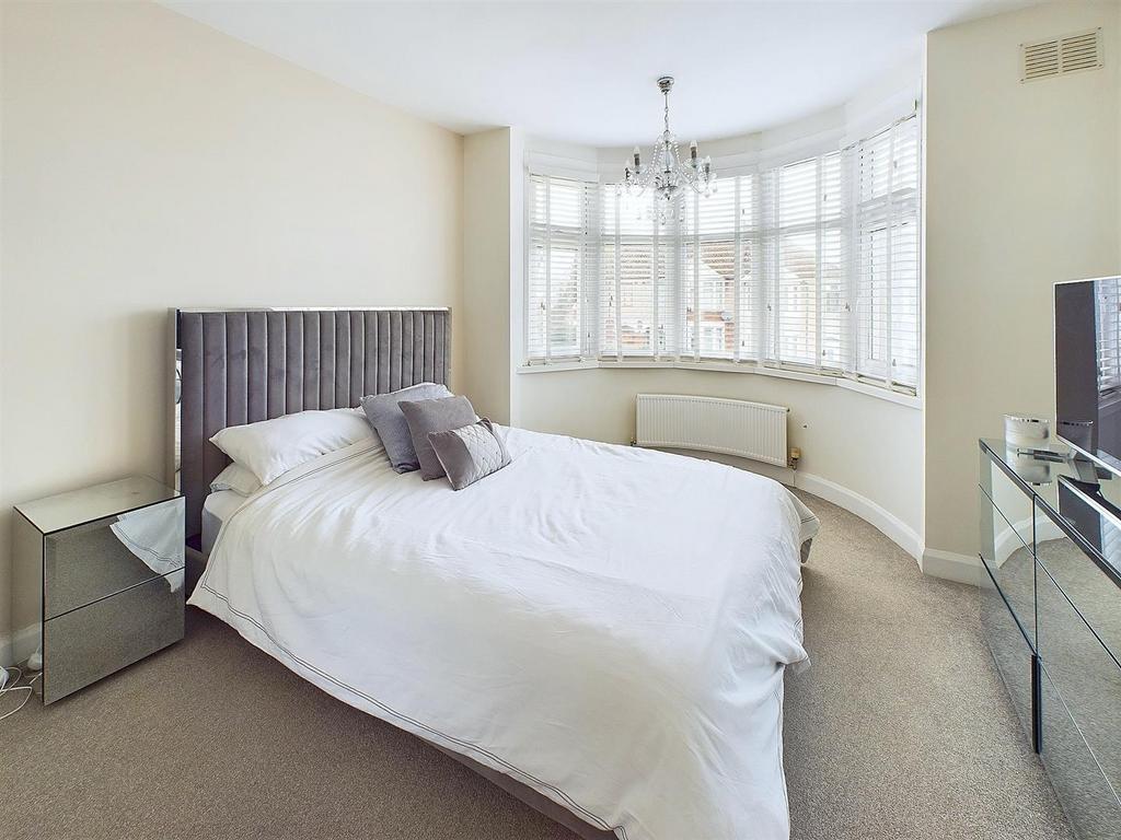 Bright double bedroom with a comfortable double...