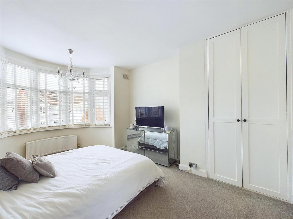 Bright, well-presented double bedroom with a la...