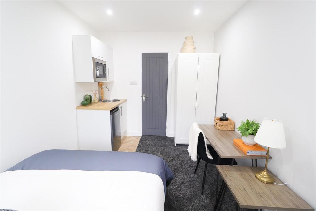 Bright, modern studio room with kitchenette...