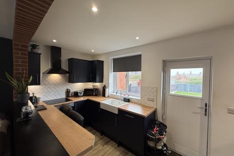 2 bedroom semi-detached house to rent, Kingsway, Wombwell