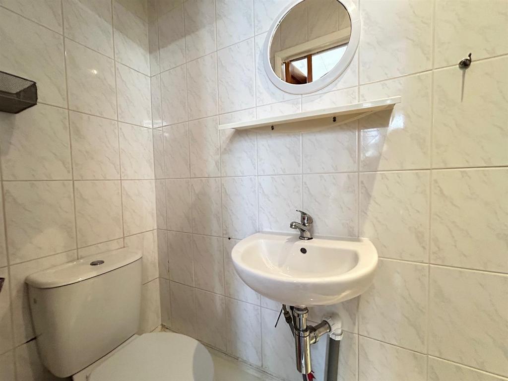 Bathroom 1.jpg