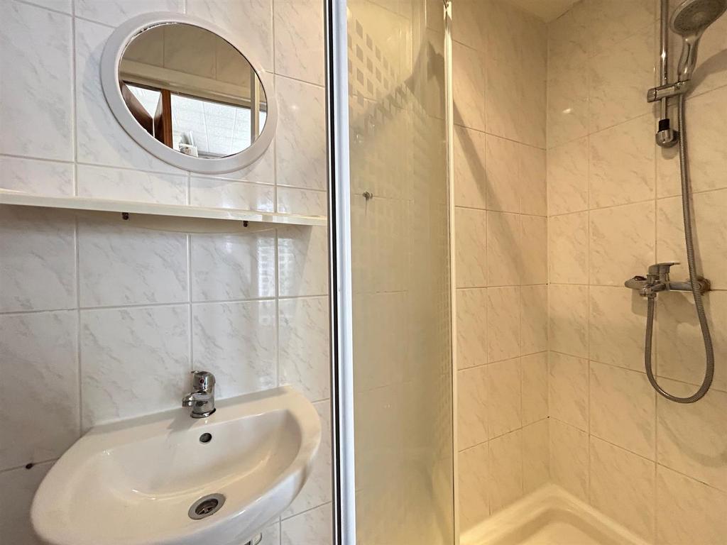 Bathroom 2.jpg
