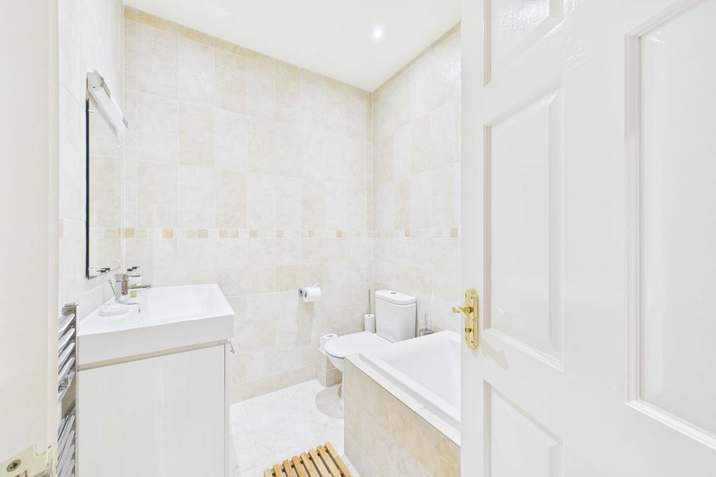 Tarn House - Bathroom