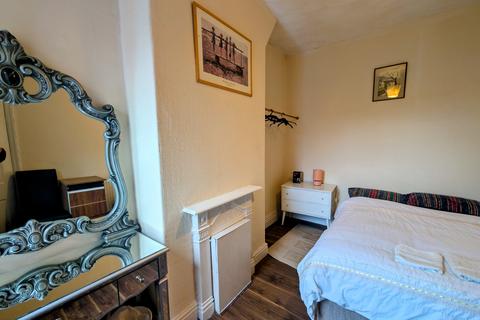 4 bedroom terraced house to rent, Darnley Street, MANCHESTER, M16