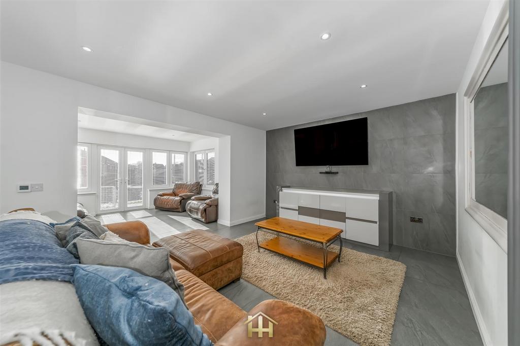14 TROON AVENUE DD2 3 FP 110325 EDIT (10 of 39).jpg