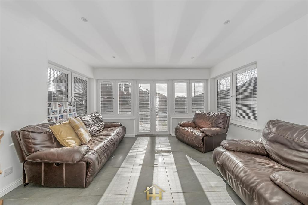 14 TROON AVENUE DD2 3 FP 110325 EDIT (11 of 39).jpg