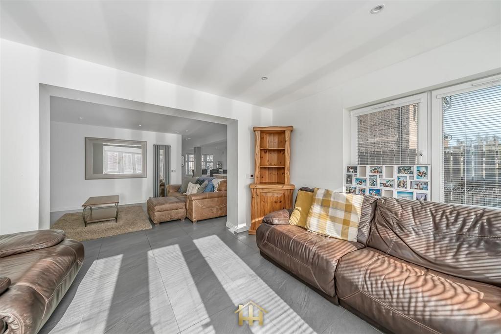 14 TROON AVENUE DD2 3 FP 110325 EDIT (12 of 39).jpg