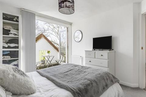 3 bedroom flat for sale, Rocks Lane, London SW13