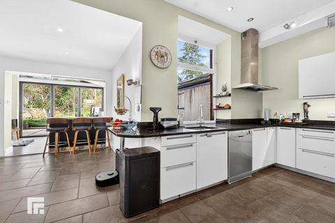 4 bedroom end of terrace house for sale, Station Houses, Creigiau, Cardiff