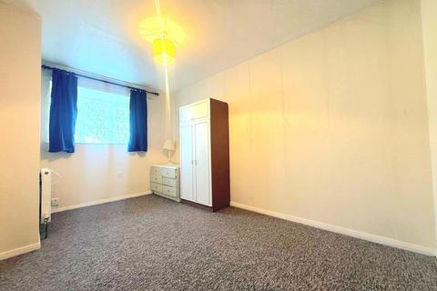 2 bedroom terraced house to rent, Carmelite Road, Harrow