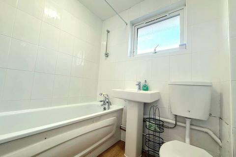 2 bedroom terraced house to rent, Carmelite Road, Harrow
