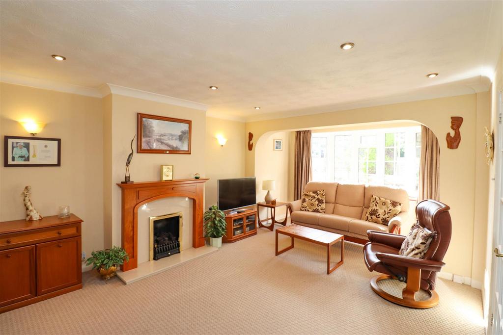 Lounge/Dining Room