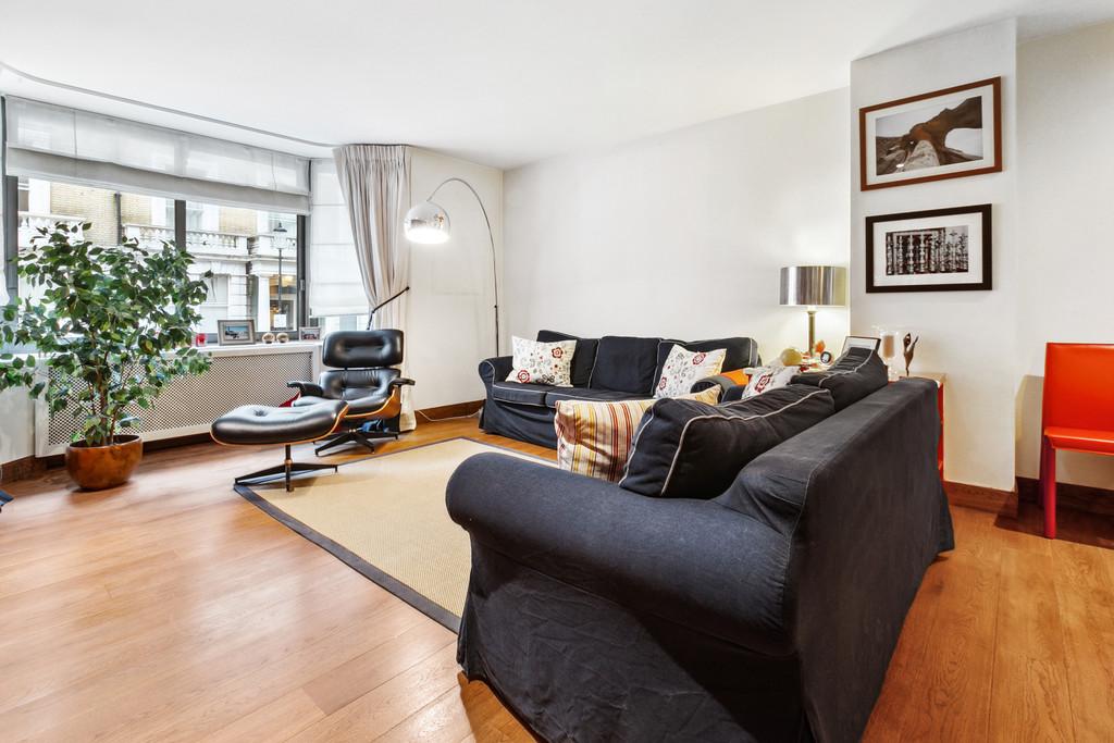Flat 2, 24 Emperors Gate, SW7 4 HS-9
