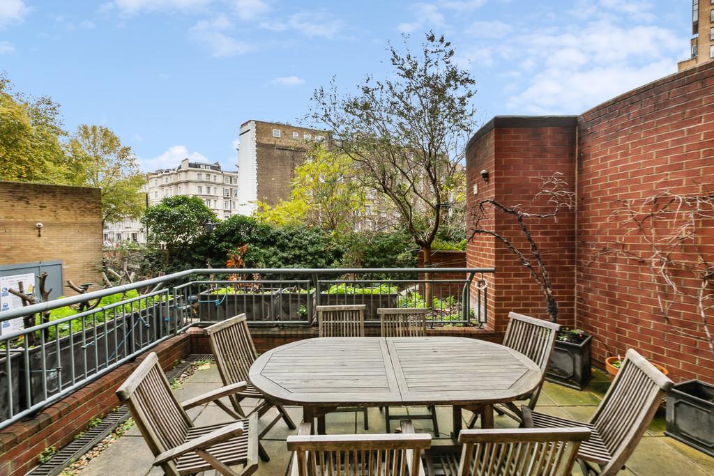 Flat 2, 24 Emperors Gate, SW7 4 HS-16
