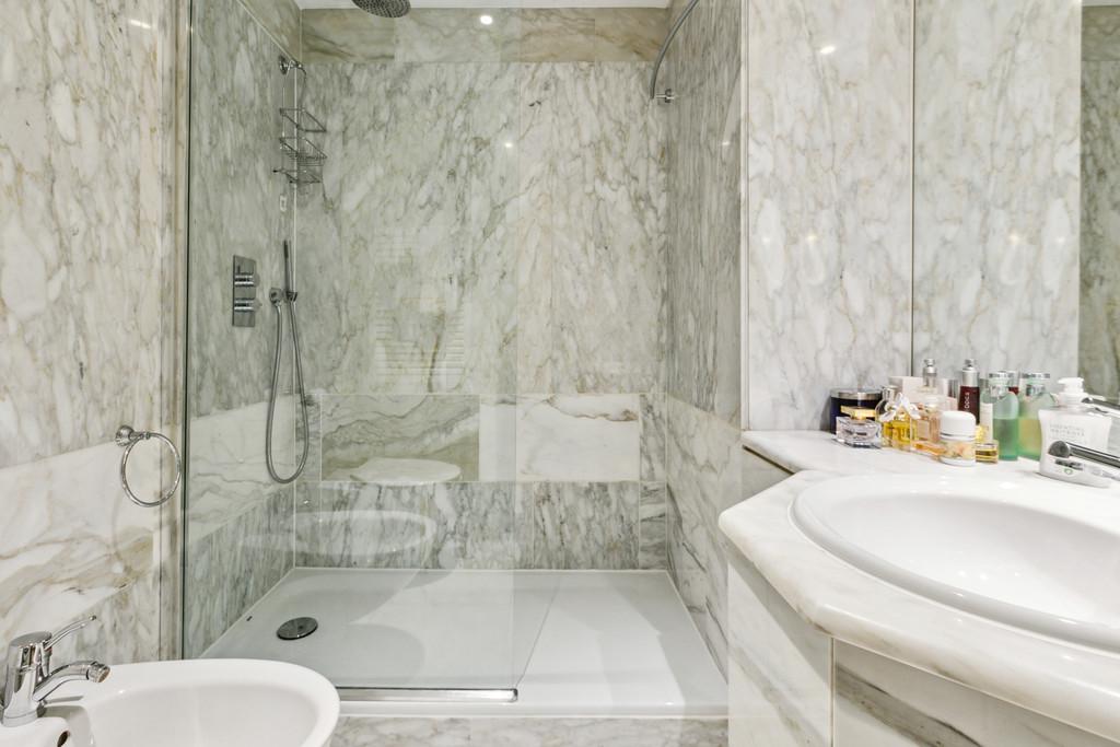 Flat 2, 24 Emperors Gate, SW7 4 HS-4