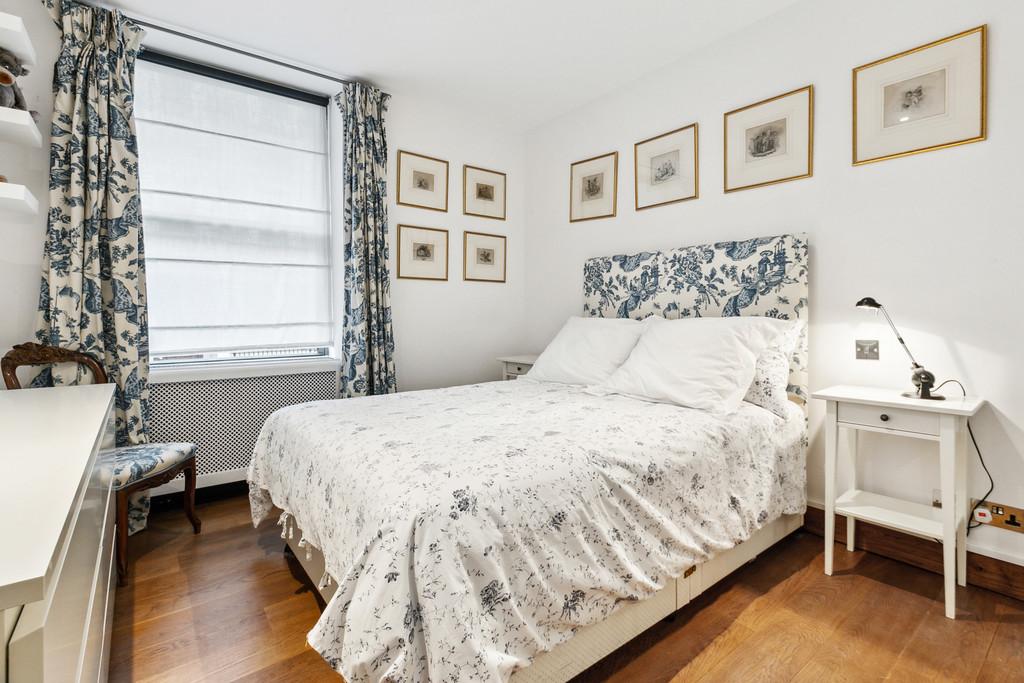 Flat 2, 24 Emperors Gate, SW7 4 HS-6