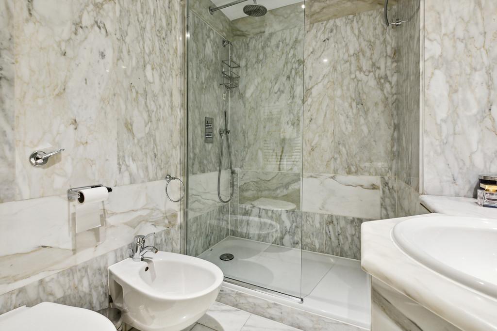 Flat 2, 24 Emperors Gate, SW7 4 HS-5