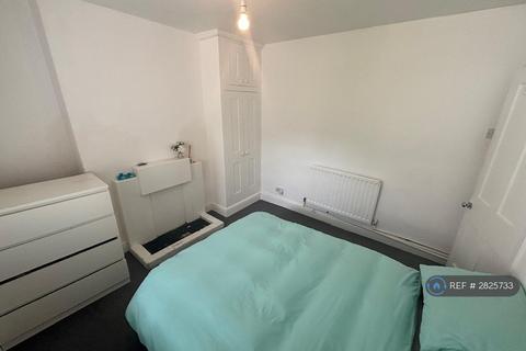 1 bedroom flat to rent, Battersea Bridge Road, London, SW11