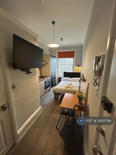 Studio to rent, Hazel Court, London, W2