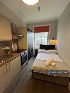 Studio to rent, Hazel Court, London, W2