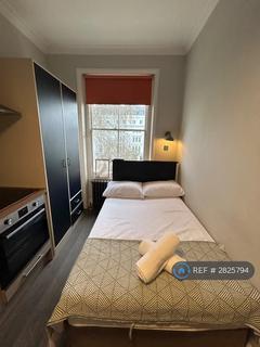 Studio to rent, Hazel Court, London, W2