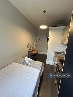 Studio to rent, Hazel Court, London, W2