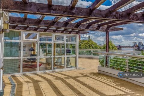 2 bedroom flat to rent, Barrier Point Road, London, E16