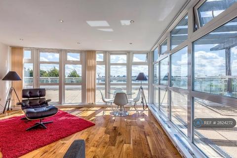 2 bedroom flat to rent, Barrier Point Road, London, E16