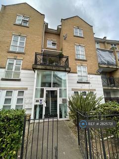 2 bedroom flat to rent, Highfield Road, Feltham, TW13