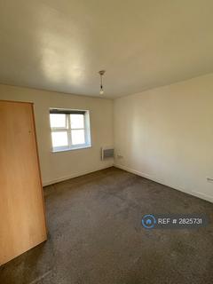 2 bedroom flat to rent, Highfield Road, Feltham, TW13