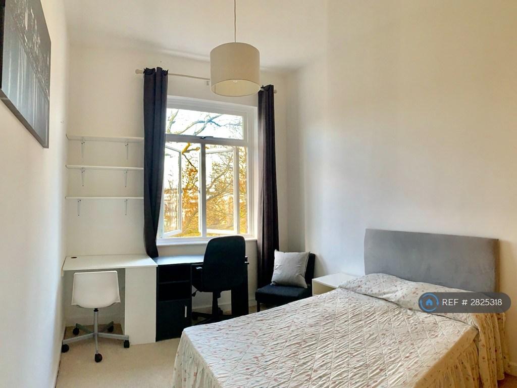 Double Bed, 2 Desks + Garden View