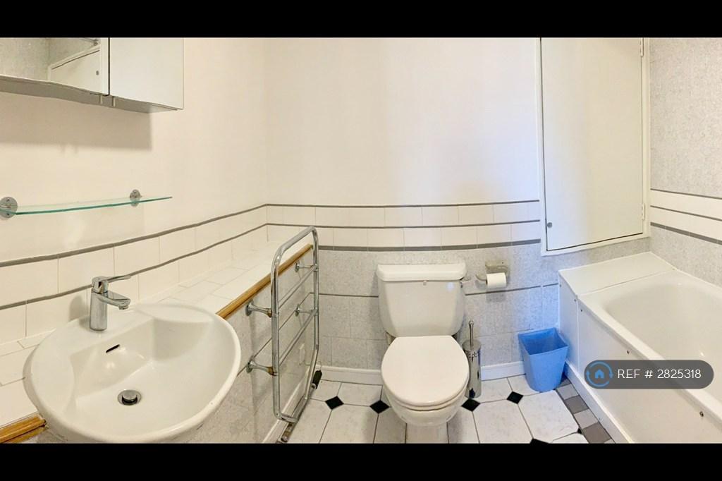 Large Ensuite Bathroom