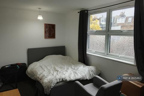 Studio to rent, Spencer Mews, London, W6