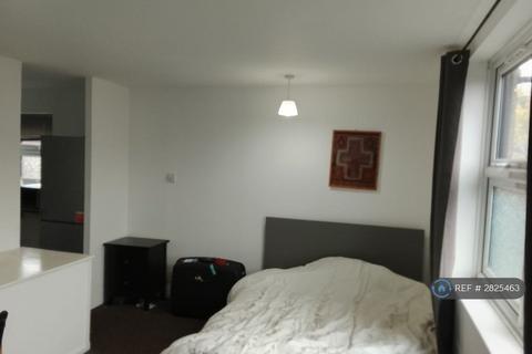 Studio to rent, Spencer Mews, London, W6