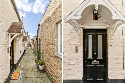 undefined, Salisbury Mews, London