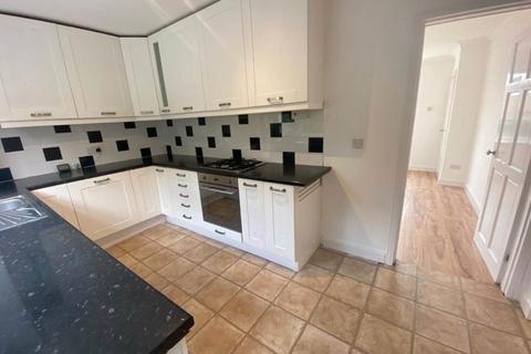3 bedroom terraced house to rent, Victoria Park Grove, Bramley LS13